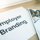 Een moderne kantooromgeving met een team dat samenwerkt aan innovatieve recruitmentstrategieën.