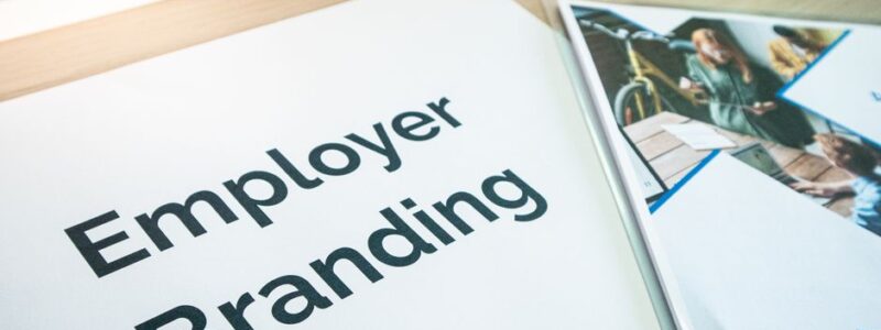 Een moderne kantooromgeving met een team dat samenwerkt aan innovatieve recruitmentstrategieën.